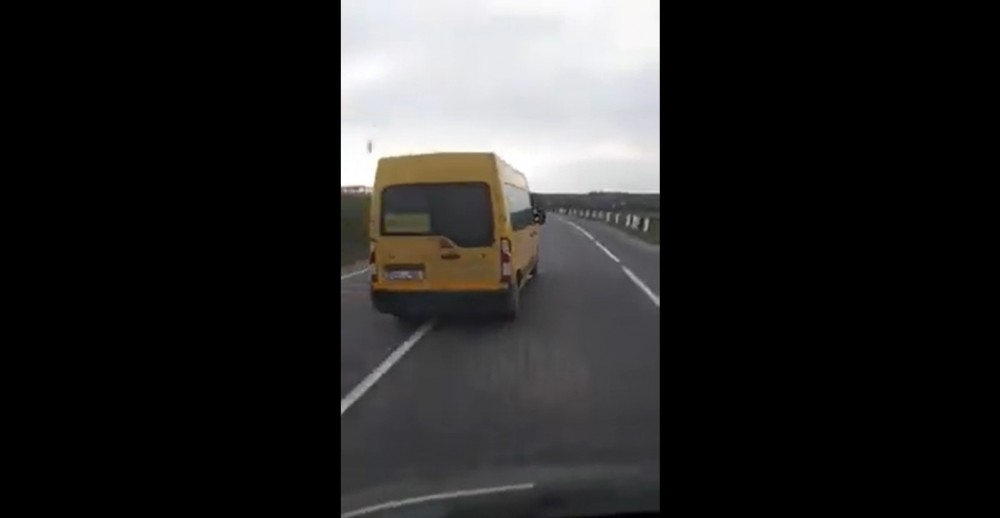 VIDEO REVOLTĂTOR // Microbuz școlar, filmat cum iese cu o viteză excesivă pe contrasens